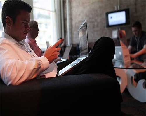 好莱坞的“屌丝逆袭”：瑞恩雷诺兹从票房毒药，逆转成女神收割机