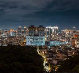 香港街拍：在洗车的双门三菱越野车，标识为帕杰罗，车龄36年